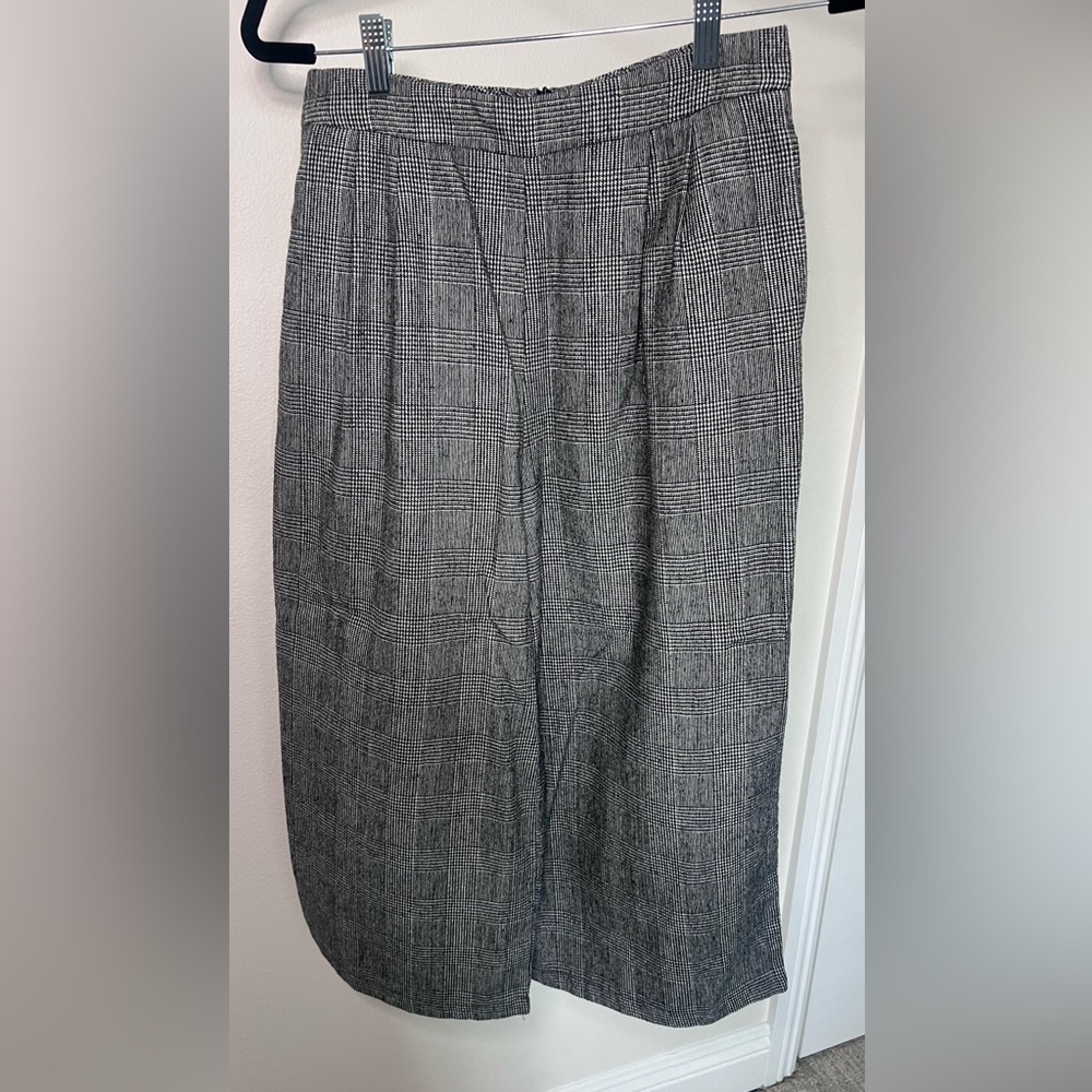 Elegant Gray Checkered Midi wide leg capri